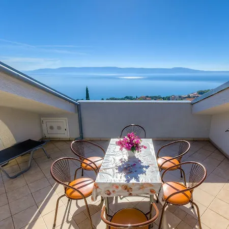 Traumhaftes Mit Beeindruckendem Meerblick Und Mediterranem Garten Daire Novi Vinodolski