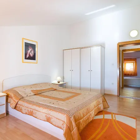 Traumhaftes Mit Beeindruckendem Meerblick Und Mediterranem Garten Apartman Novi Vinodolski