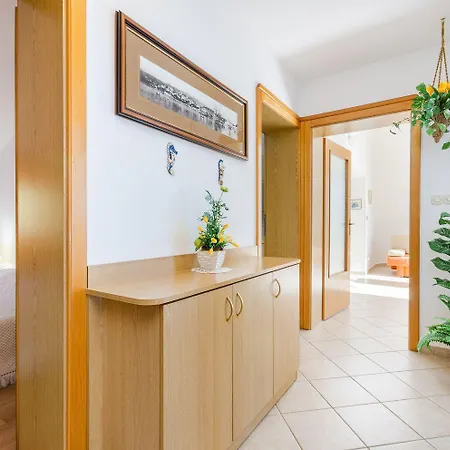 Traumhaftes Mit Beeindruckendem Meerblick Und Mediterranem Garten Apartman Novi Vinodolski