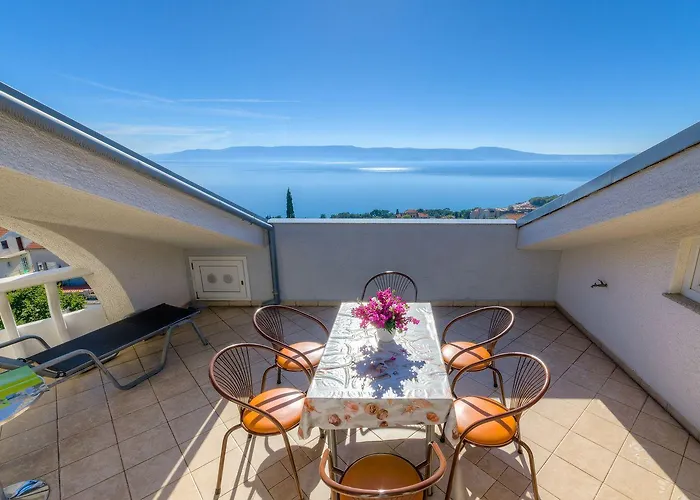 Traumhaftes Mit Beeindruckendem Meerblick Und Mediterranem Garten Apartment Novi Vinodolski