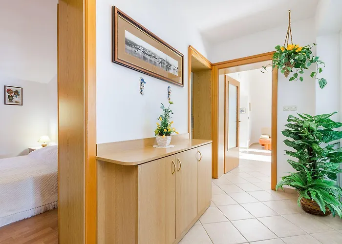 Traumhaftes Mit Beeindruckendem Meerblick Und Mediterranem Garten Apartment Novi Vinodolski
